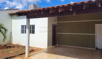 Casa charmosa no Cambuí e quintal com árvores frutíferas.
