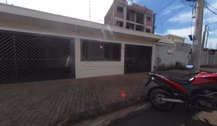 Casa de três dormitórios sendo um suíte.