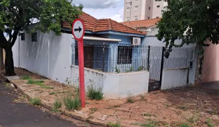 Casa de esquina com ótima localização, próximo do centro da cidade