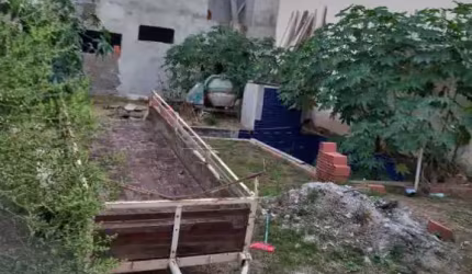 Casa em obra em excelente localização.