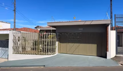 Linda casa com ótima localização e bem ampla