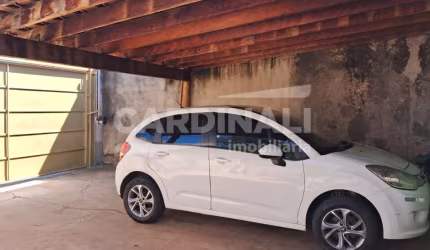 Linda casa com piscina e área com churrasqueira