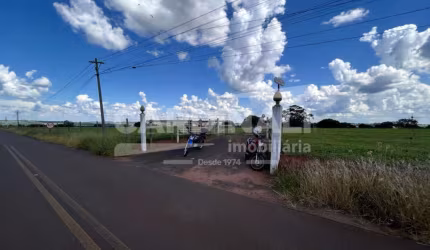 sitio bem próximo da cidade?