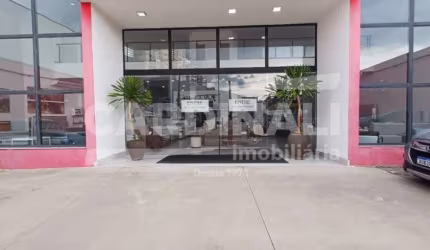 Salão comercial para locação no bairro Ponte Preta, em Campinas. Com frente de 18,30 metros, 737 m² de terreno e 656 m² de construção.