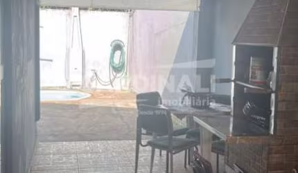 Casa com ótima localização, com piscina e acesso fácil para o centro