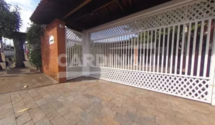 casa com três dormitórios sendo um suíte.