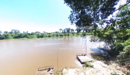 Rancho com acesso/ divisa/ colado com Rio mogui.