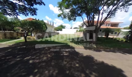 Terreno localizado dentro do condomínio Sabará com segurança 24 horas.