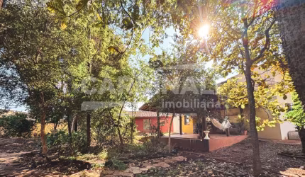 Linda chácara com ótima localização, arquitetura diferente na construção com muito bom gosto, com salão amplo com banheiro e cozinha