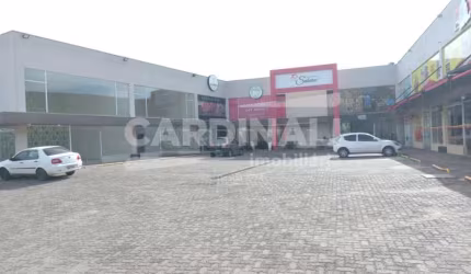 salão comercial em conjunto de lojas.