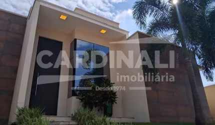 Linda casa em condomínio, com arquitetura única de esquina com acabamento de primeira qualidade.