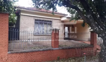 Confortável casa com 03 dormitórios, em bairro nobre.