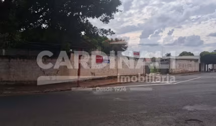 Barracão comercial com localização privilegiada, pé direito alto.