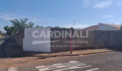 Terreno de esquina com ótima localização e já murado.