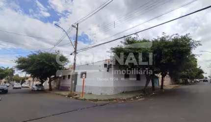 Imóvel bem localizado de esquina no bairro Vila Prado, paralela com Rua larga.