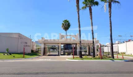 Casa em condomínio fechado, com excelente localização.