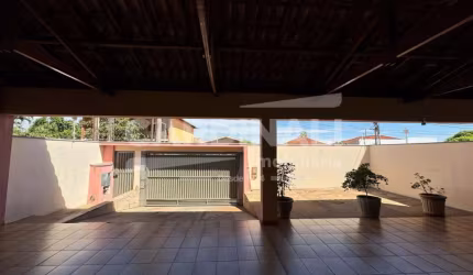 Casa com ótima localização, 03 dormitórios com armários sendo um suíte.