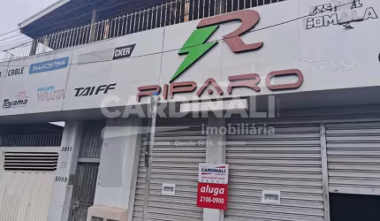 Salão comercial com ótima localização, com prateleiras pronto para seu comercio.