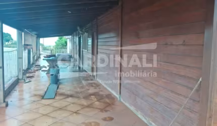 Sobrado no centro da cidade, com garagem.