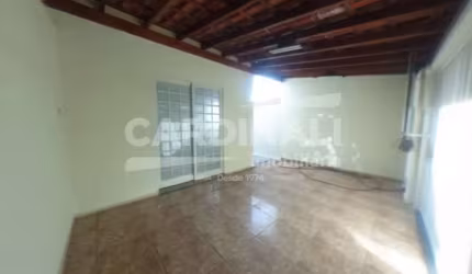 casa padrão bem localizada no centro da cidade