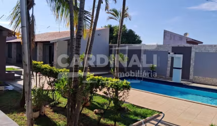 Linda casa com piscina, localização espetacular.