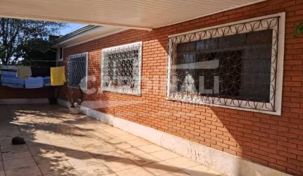 Casa com ótima localização, com frente para a Vaz Filho.