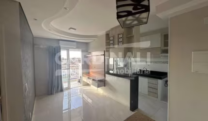 Apartamento com ótima localização, móveis planejados e ar condicionado.