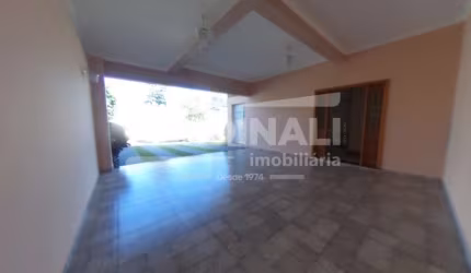 Linda casa em condomínio com excelente localização na cidade