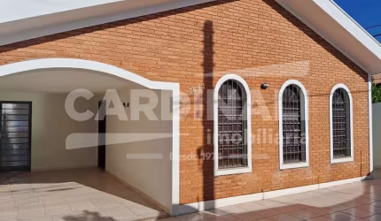 Oportunidade! Casa com ótima localização, 03 dormitórios com suíte.