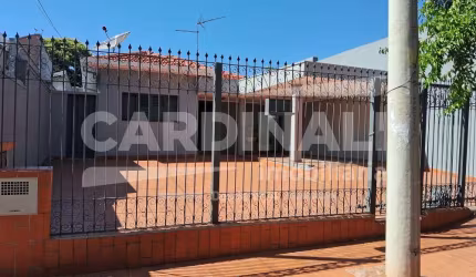 Casa com ótima localização, 03 dormitórios com suíte e área com churrasqueira.