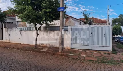 Casa com ótima localização, de esquina próxima ao centro.