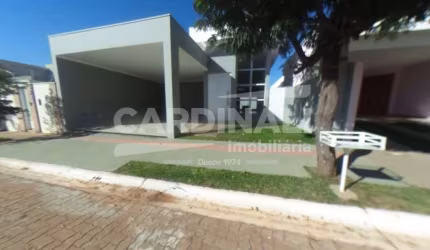 Casa padrão em excelente condomínio na cidade