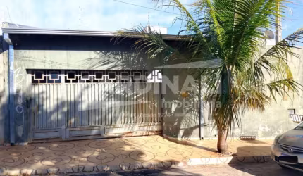 Casa com boa localização, próximo escola e creche.