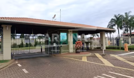 Casa em condomínio  com excelente localização próximo supermercados e comércio