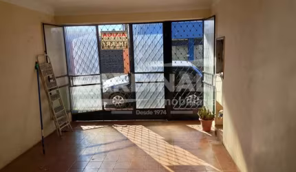 Sobrado no centro ao lado escola e comércio.