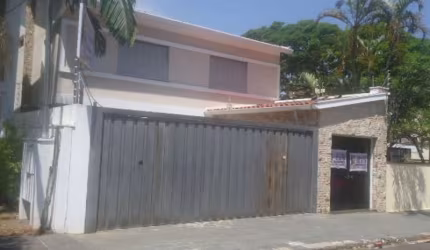 Casa sobrado com 3 dormitórios e 2 suítes no Centro em frente ao Restaurante Nanmi em São Carlos