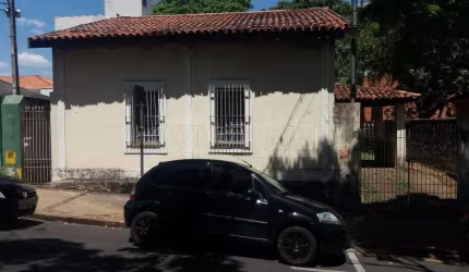 Casa com 3 dormitórios no Centro próxima ao Teatro Municipal em São Carlos