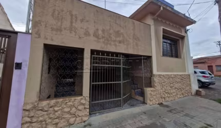 casa de três dormitórios muito bem localizada.