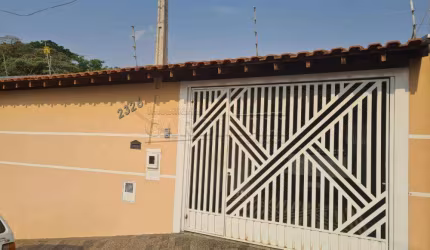 Casa padrão bem espaçosa e arejada com ótima localização