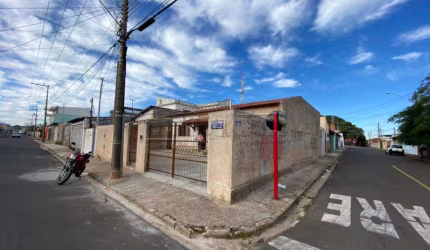 Casa com 3 dormitórios sendo 1 suíte em São Carlos.