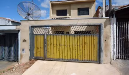 Casa sobrado com 3 dormitórios no Jardim Medeiros próxima a Escola Carmine Botta em São Carlos