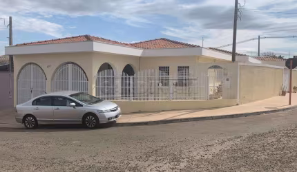 Casa bem ampla e com quintal espaçoso com ótima localização