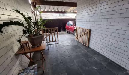 Casa Geminada na Vila Guilhermina, 3 dormitórios, 3 vagas, piscina, confira em Praia Grande - SP.
