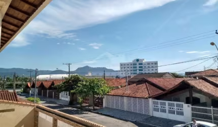 Casa térrea de condomínio com 2 dorms. (2 suítes), somente aqui na imobiliária Morada na Praia.