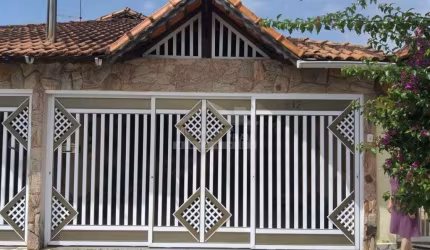Linda Casa no Caiçara, piscina, 3 dormitórios, 2 vagas, quintal, confira em Praia Grande