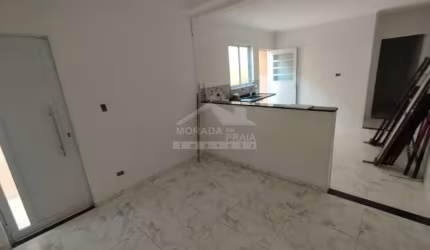 Casa NOVO de condomínio fechado na Guilhermina, 1 dormitório, vaga, confira em Praia Grande.