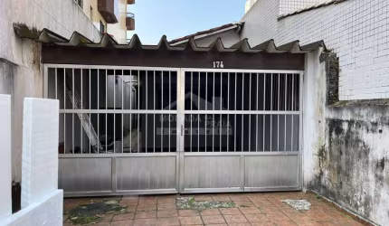 Casa para alugar!!, 02 dormitórios Garagem para 04 carros!! Na quadra da Praia!!