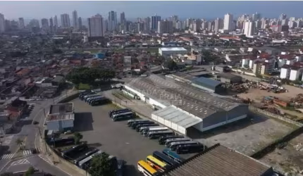 Galpão com 11mil metros de área total e 4200 metros útil.