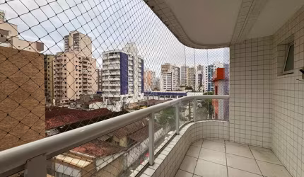 Apartamento totalmente reformado, frente rua ha 200 metros da praia