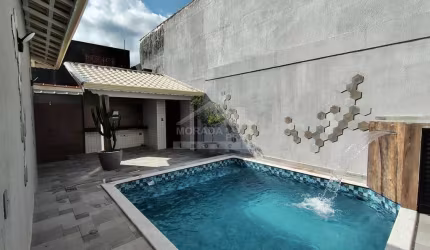 Casa ISOLADA no Caiçara, 4 suítes, 3 vagas, piscina, confira em Praia Grande.